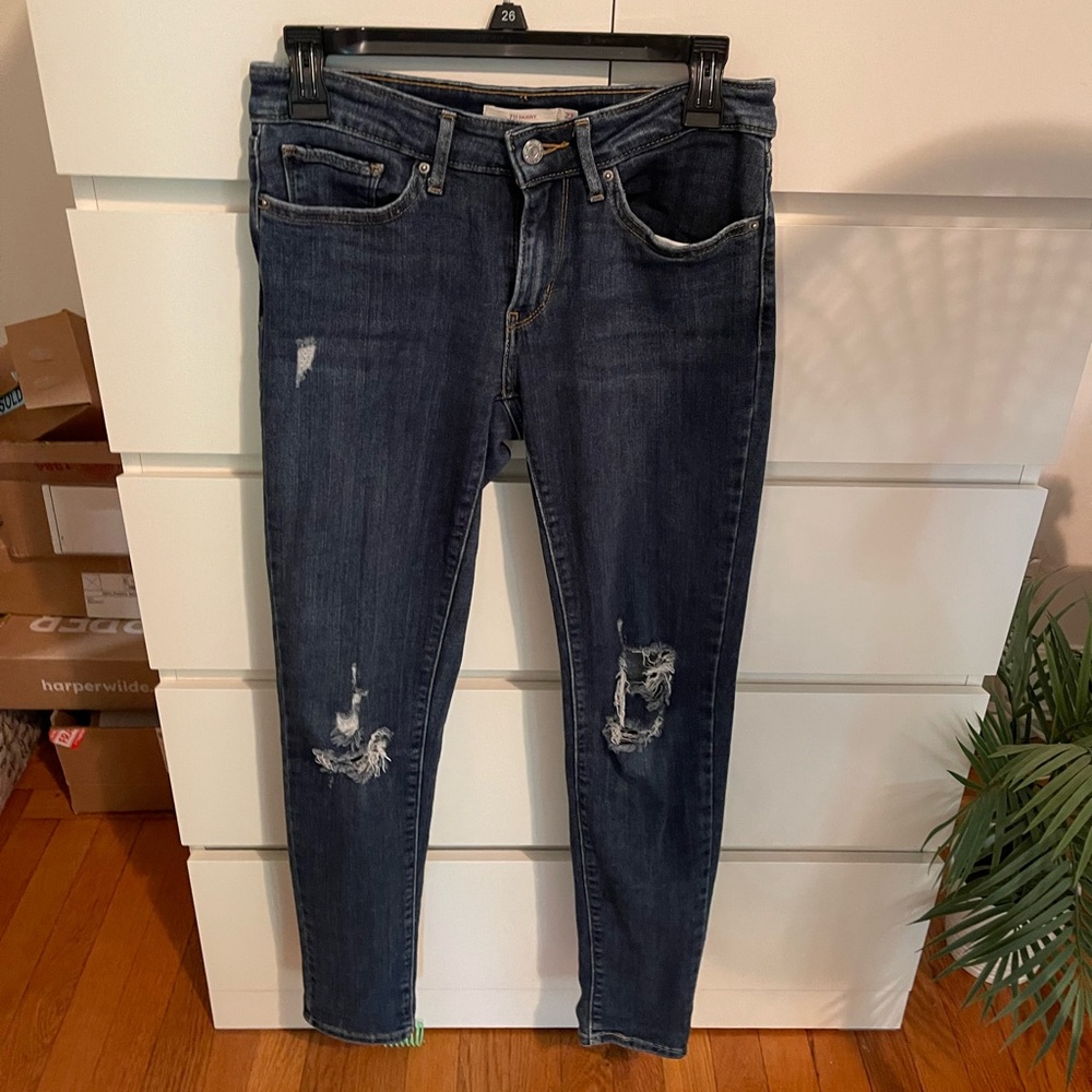 711 Skinny Levi’s Distressed